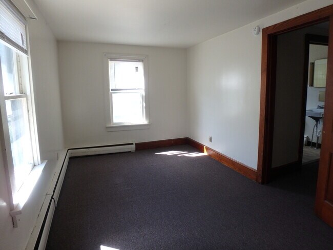 Building Photo - 119 Montour St N