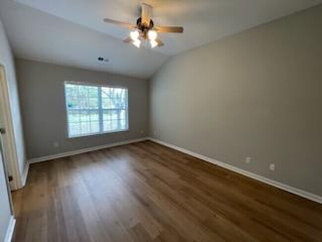 Foto del edificio - Ranch with Fenced Yard and Gorgeous Pond View