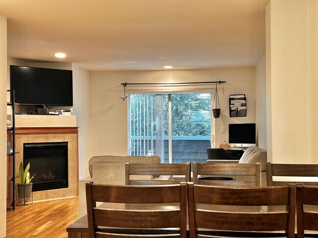 Foto del edificio - Modern 3BR | 2.5BA Townhome with Private T...