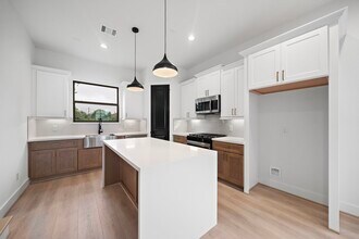 Building Photo - 2914 Delano St