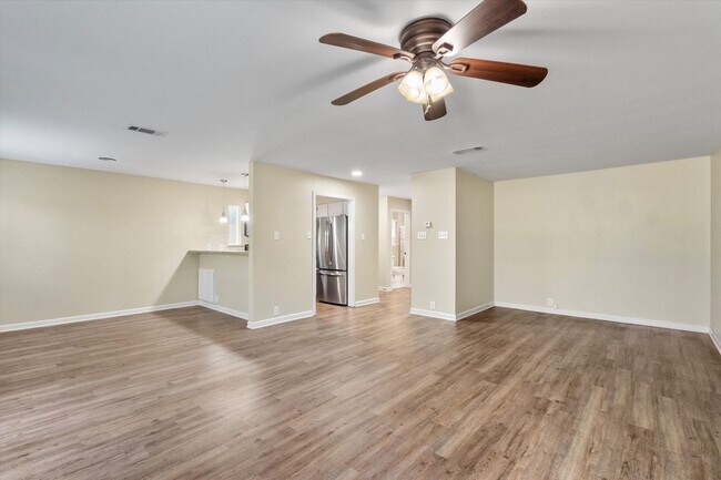 Foto del edificio - 6810 Deatonhill Dr