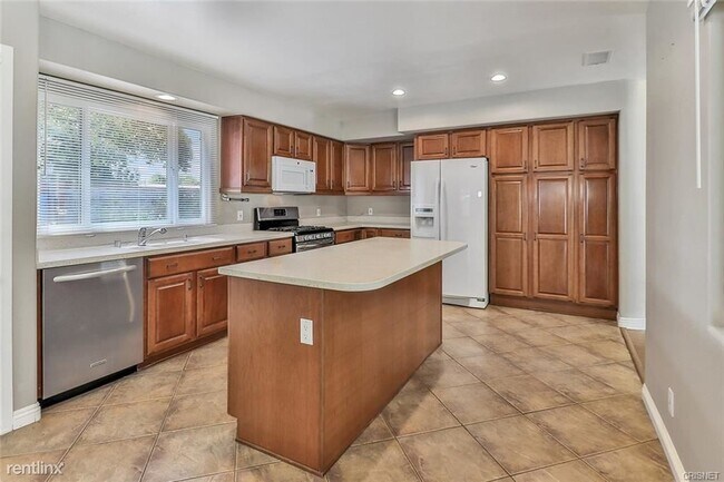 Building Photo - 3 br, 3 bath House - 23556 Califa St
