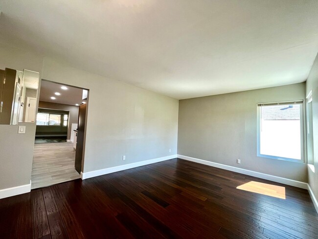 Building Photo - Newly Remodeled 3B 2BA Home w/ Putting Gre...