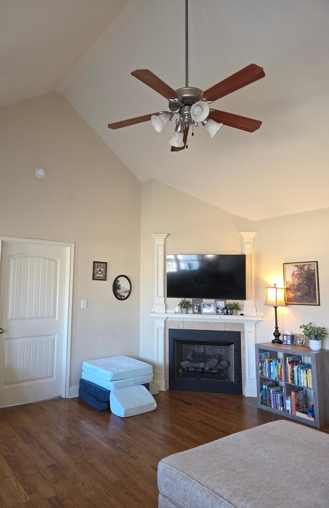 Foto del edificio - 132 Whispering Hill Ln