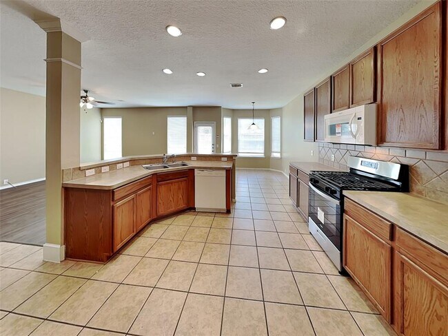 Foto del edificio - 2914 Acacia Fair Ln