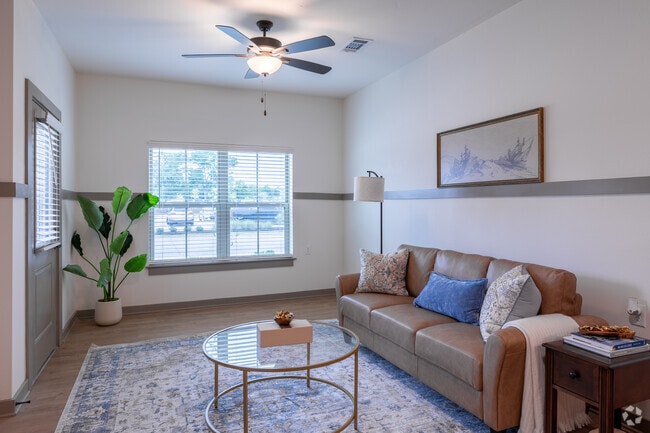 2 habitaciones, 1 baño - 928 pies cuadrados - Sala de estar - Capstone at the Oaks - 55+ Community