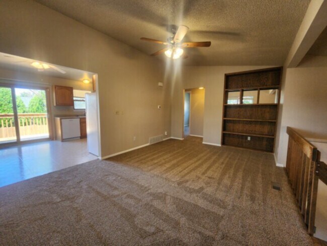 Building Photo - Beautiful split level home in Fountain