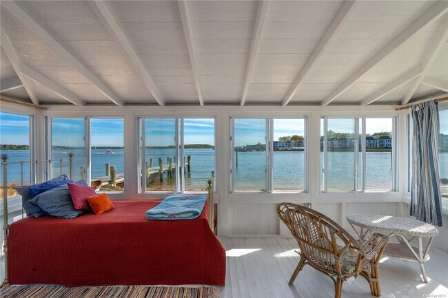 Foto del edificio - 24 Sandy Beach Rd