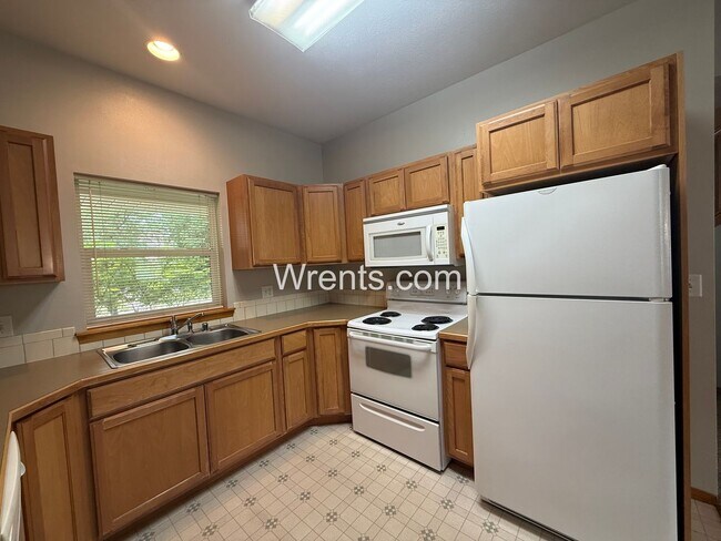 Foto del edificio - COMING SOON! South Hill Duplex with Garage & Utilities Included!