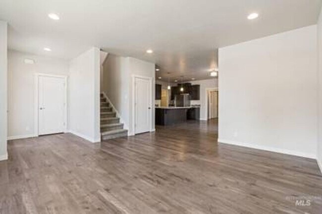 Foto del edificio - 3 bed, 3 bath townhome will be ready in May for you