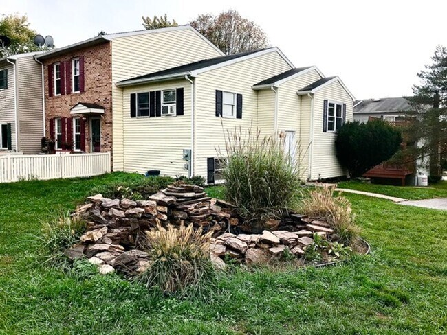 Foto del edificio - 3 Bedroom Townhouse in Great Community – Available Now!