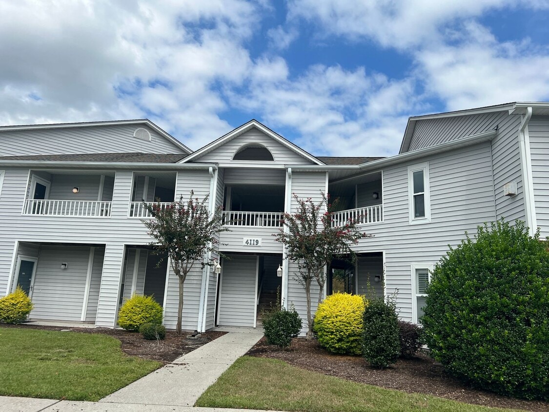 Foto principal - Breezewood Condo, 2 Brd/2bath, center of W...