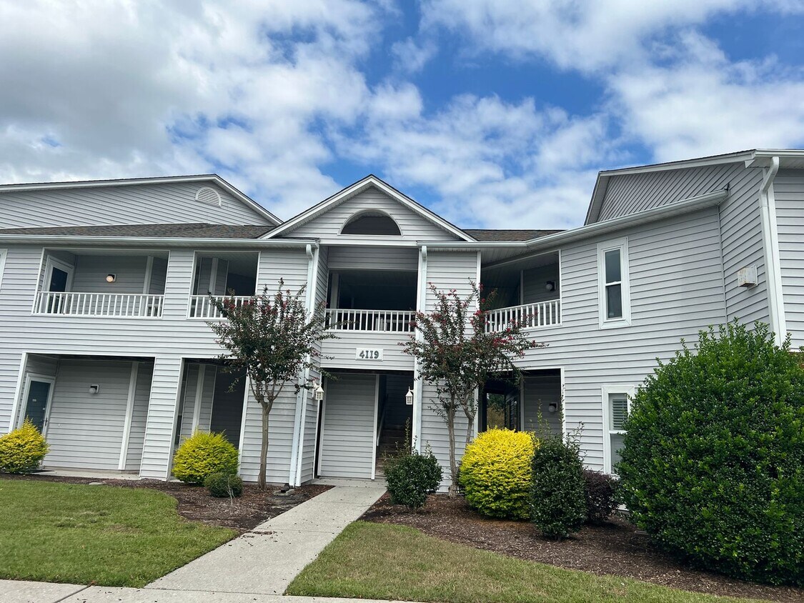 Primary Photo - Breezewood Condo, 2 Brd/2bath, center of W...