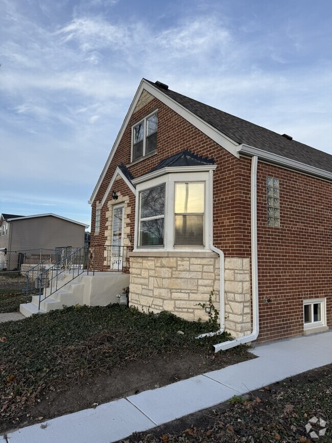 Building Photo - 2427 N Erie St
