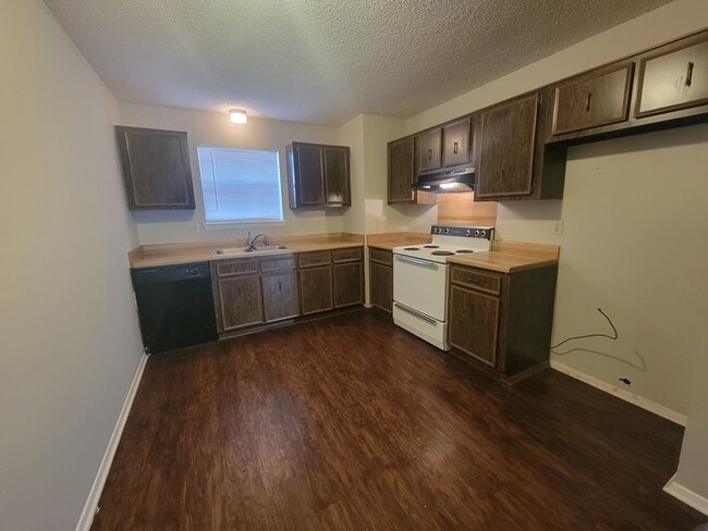 Building Photo - 3 Bed 2 Bath