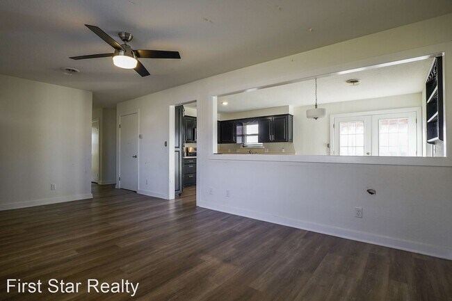 Building Photo - 3 br, 1.5 bath House - 229 N. Broyles St.
