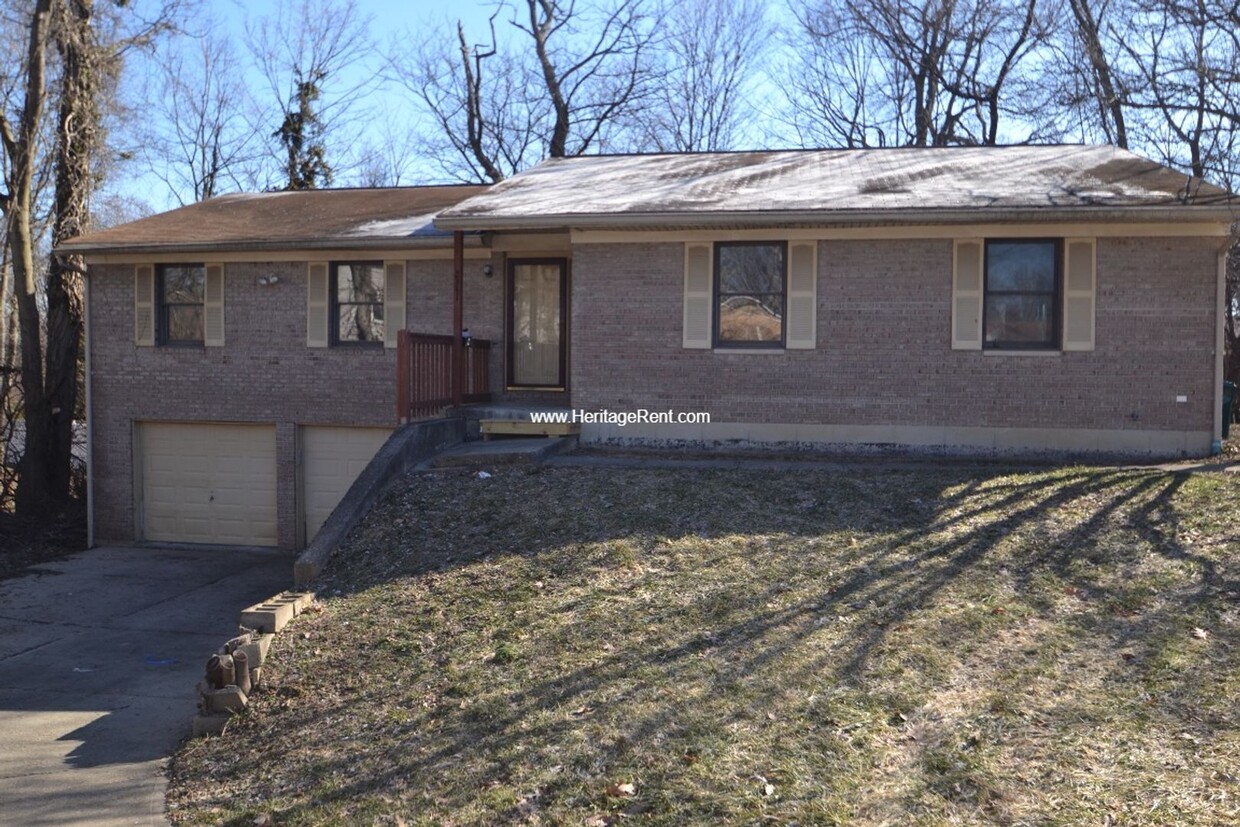 Primary Photo - Cute 4 Bedroom with tons of space and 2 ca...