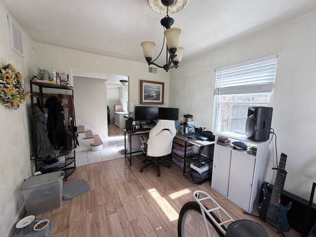 Foto del edificio - 3327 Lakecrest Rd