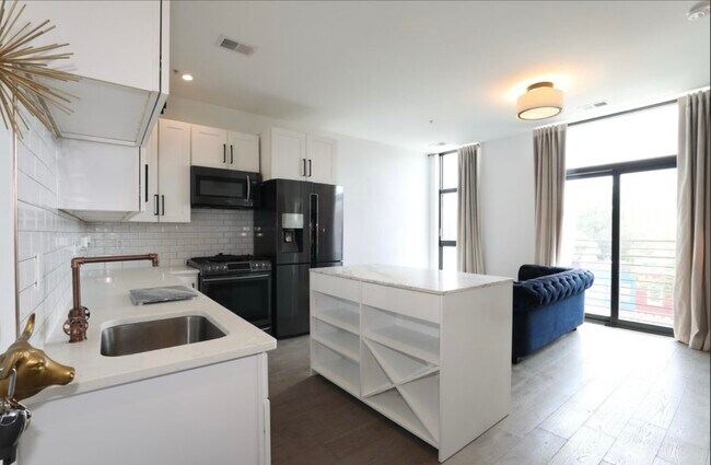 Sala de estar principal y área de cocina. - 1402 H St NE