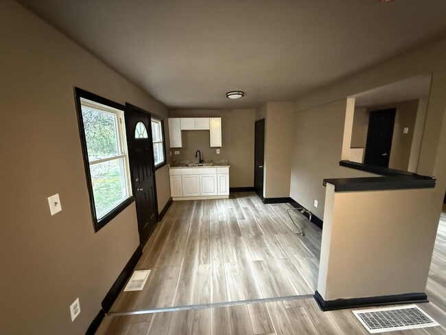 Building Photo - 3622-28 E 9th Ave