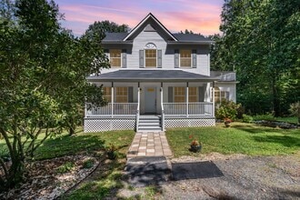 Building Photo - 569 Lake Dr