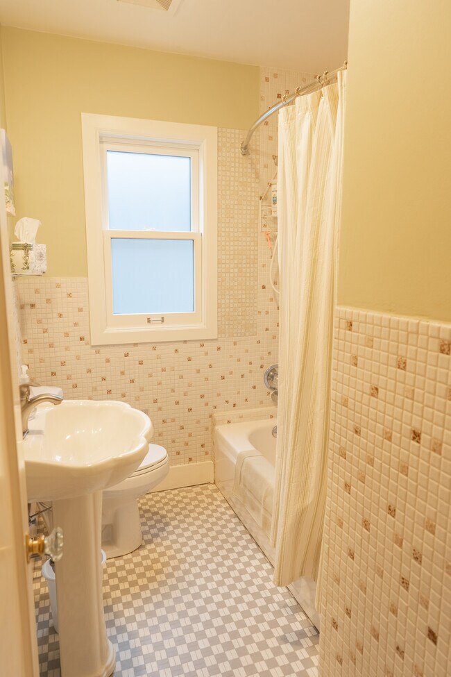 Building Photo - 330 N 73rd St