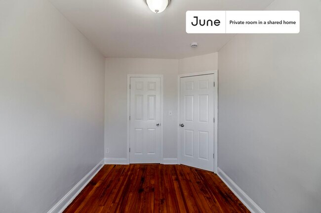 Foto del edificio - Private bedroom in 4 bed/1 bath Home