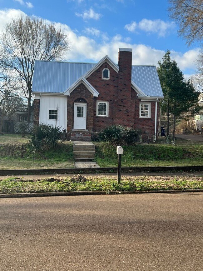 Foto del edificio - Cute corner lot available for August move-in