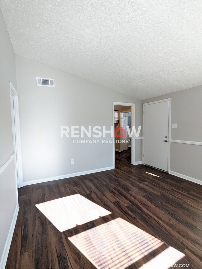 Building Photo - Renovated 3 Bed / 1 Bath - Move in Ready!