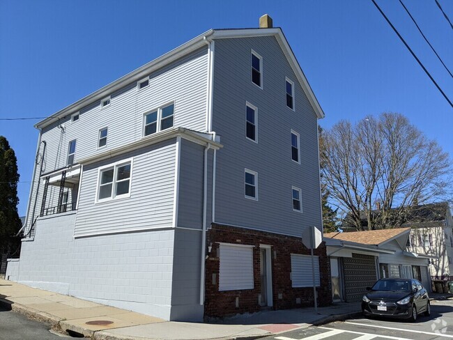 Building Photo - 490 Buffinton St