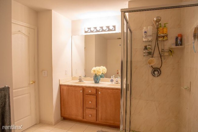 Foto del edificio - 3 br, 2.5 bath Townhome - 1017 Buckingham Dr