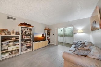 Building Photo - 2812 Garden Dr S