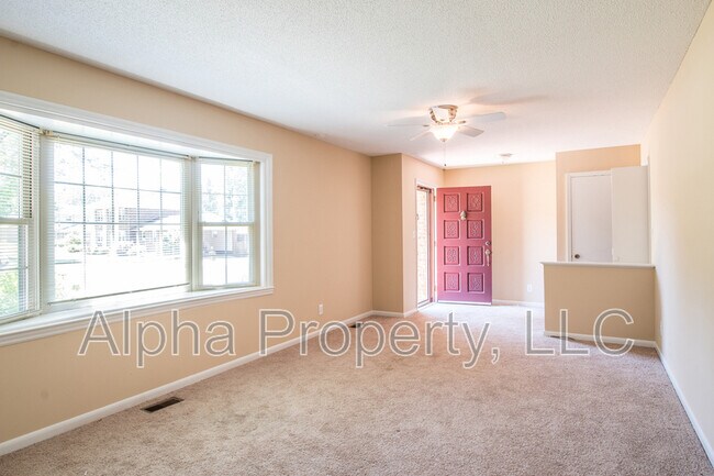 Building Photo - 631 Pine Hill Dr