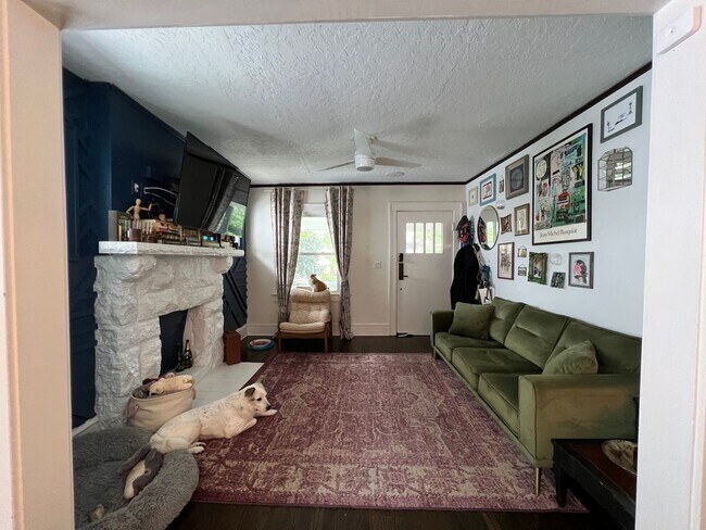 Foto del edificio - {4331} Updated West Plaza Bungalow + Moder...