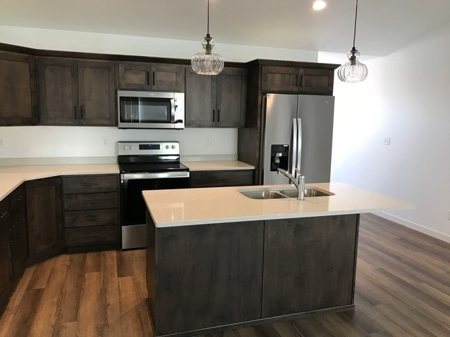 Building Photo - 4 Bed 3 Bath Twin Home