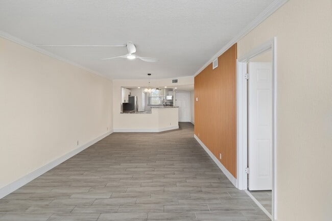 Building Photo - 115 Lake Emerald Dr