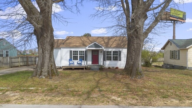 Building Photo - 6627 Hilton Dr