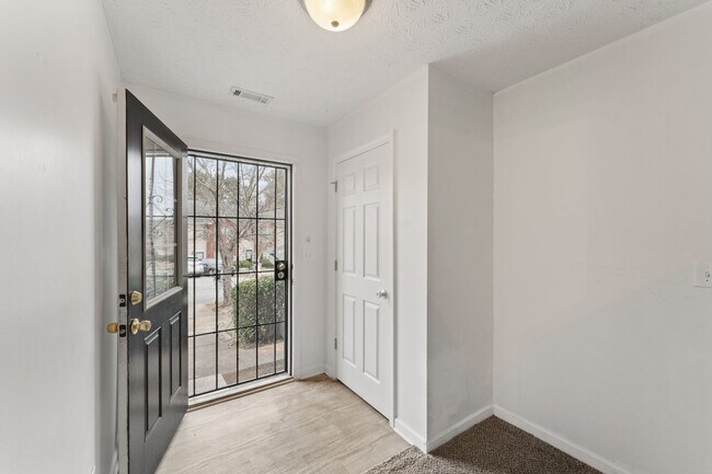 Foto del edificio - Updated townhome in Decatur!!