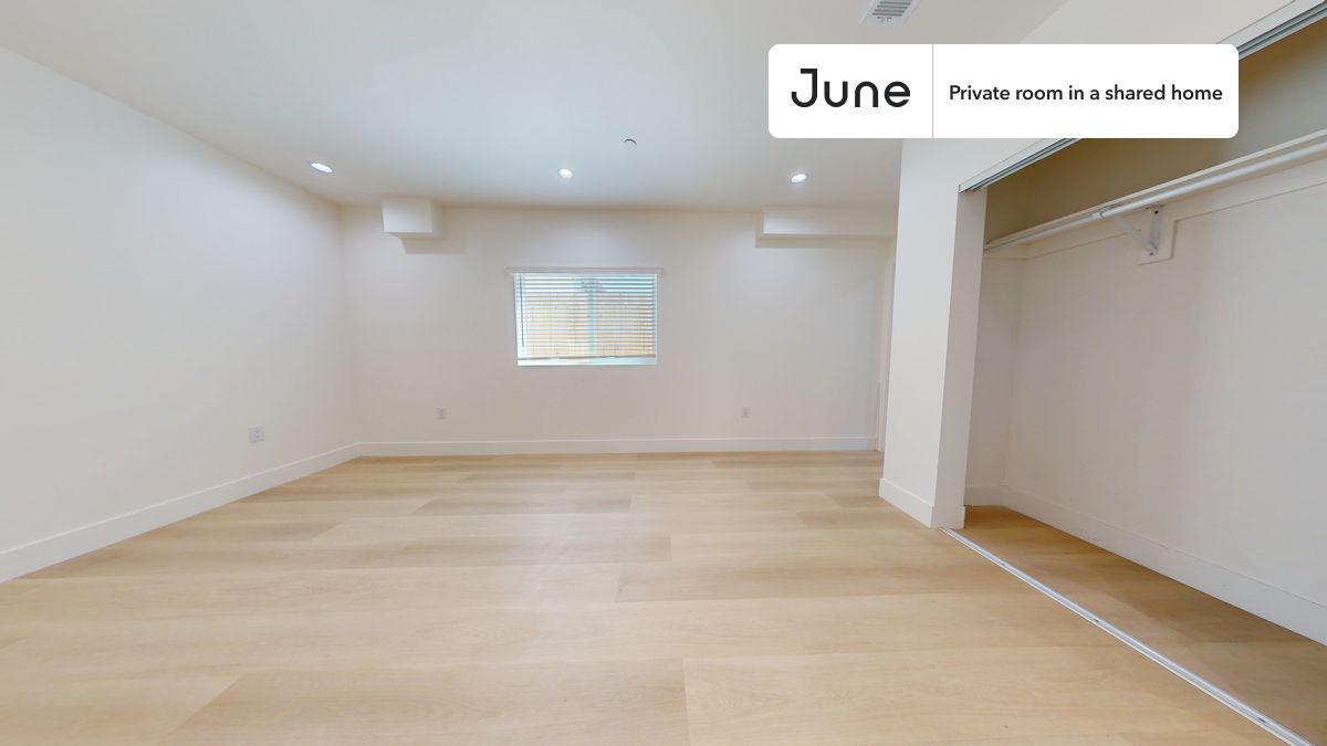 Primary Photo - Private bedroom in 3 bed/2 bath Home