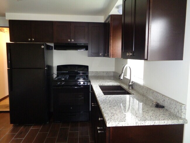 Building Photo - 10907 S Lloyd Dr