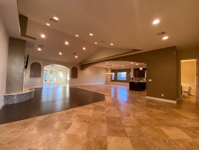 Foto del edificio - Modern & Custom Luxury Home in Gated Commu...