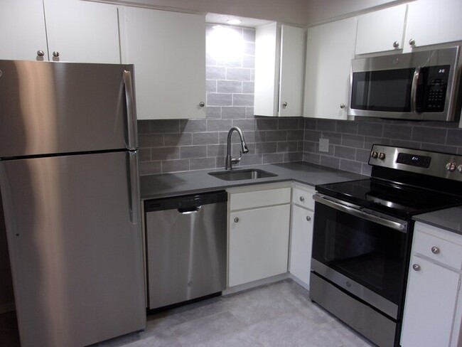 Foto del edificio - Tara Condos 2 Bed 1 Bath Apt NW 63rd & May...