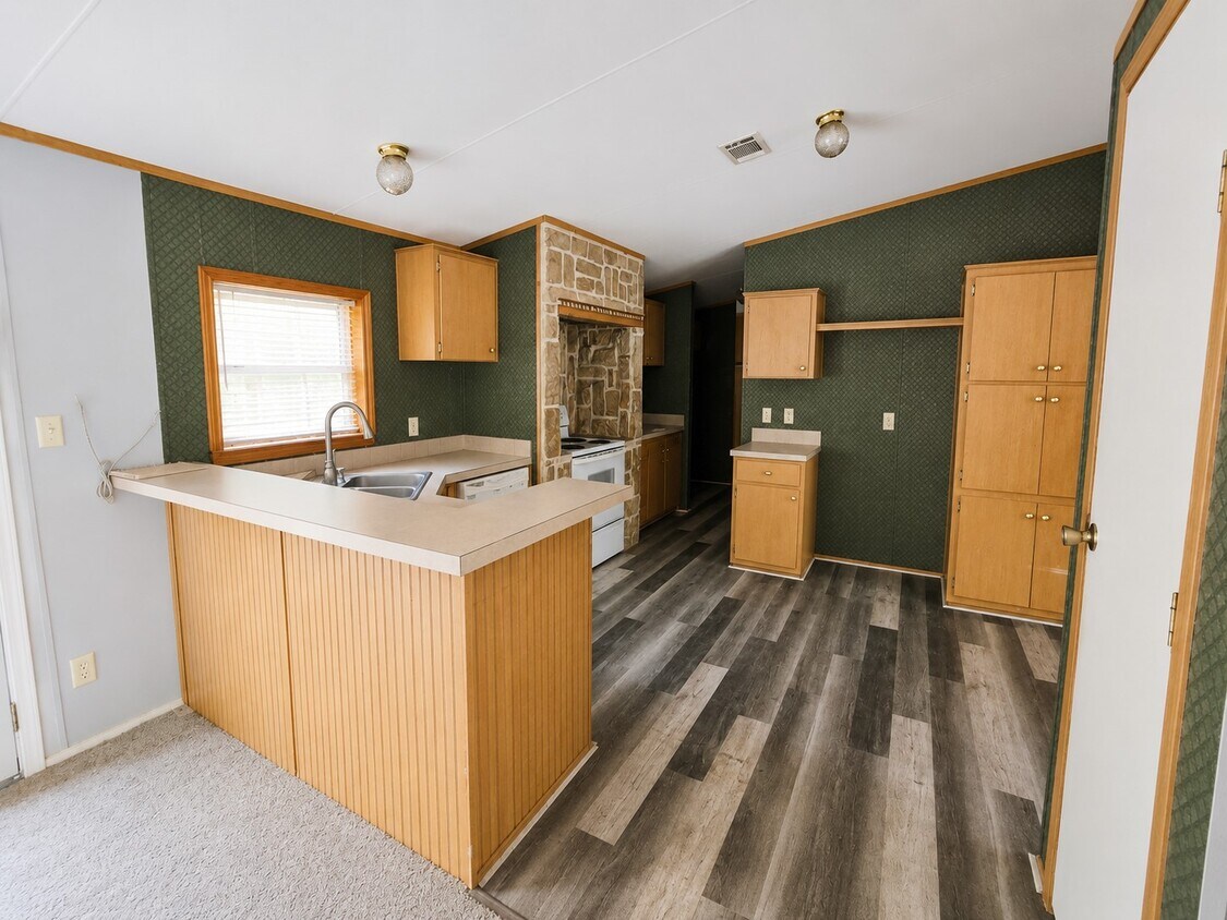 Building Photo - 573 Bluebonnet