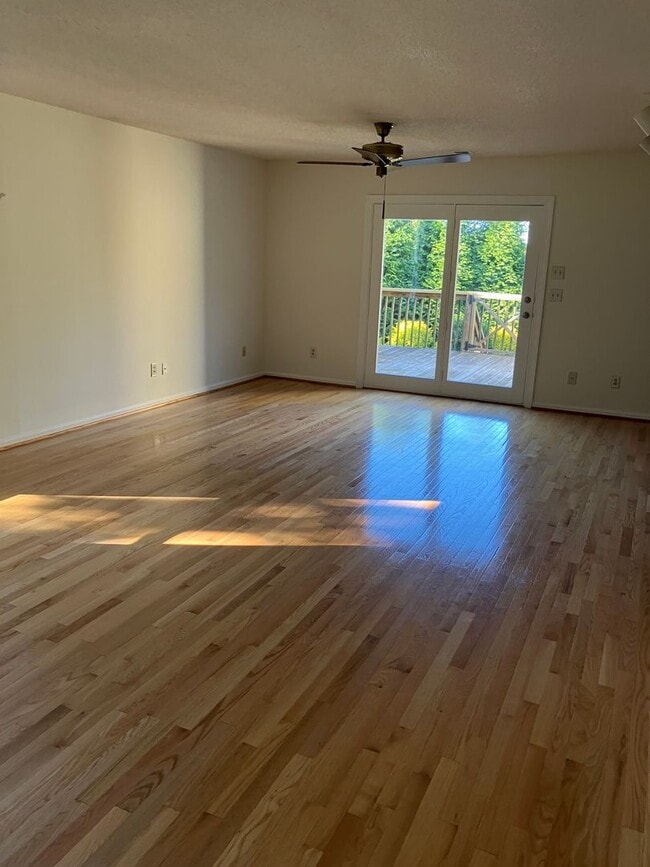 Building Photo - Two bedroom renovated townhouse in Oak Rid...