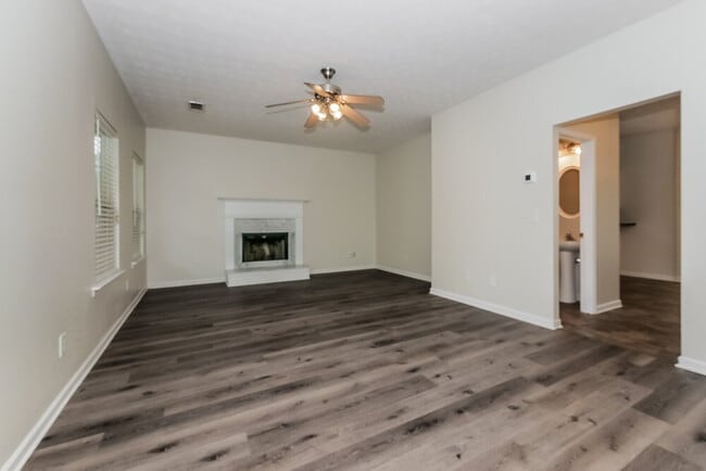 Building Photo - 46 Roxbury Ln