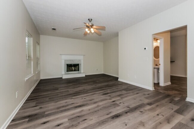 Foto del edificio - 46 Roxbury Ln