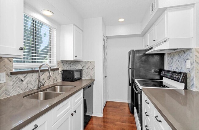 Foto del edificio - 12100 Melville Dr