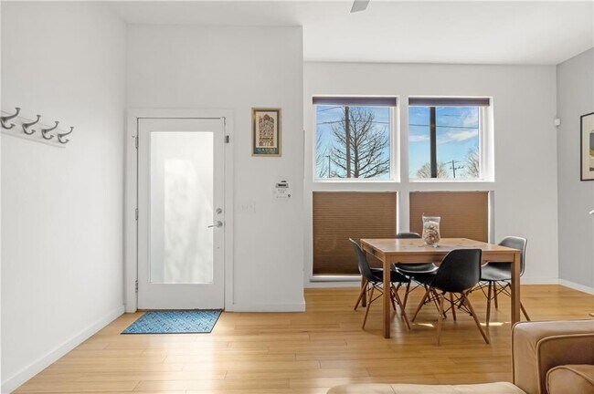 Foto del edificio - 382 W 5th St