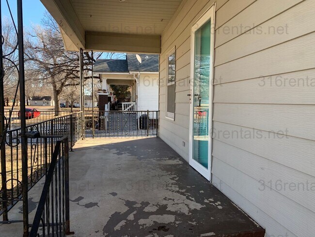 Building Photo - $1295 - 3 bedroom 2 bath - Beautiful home ...