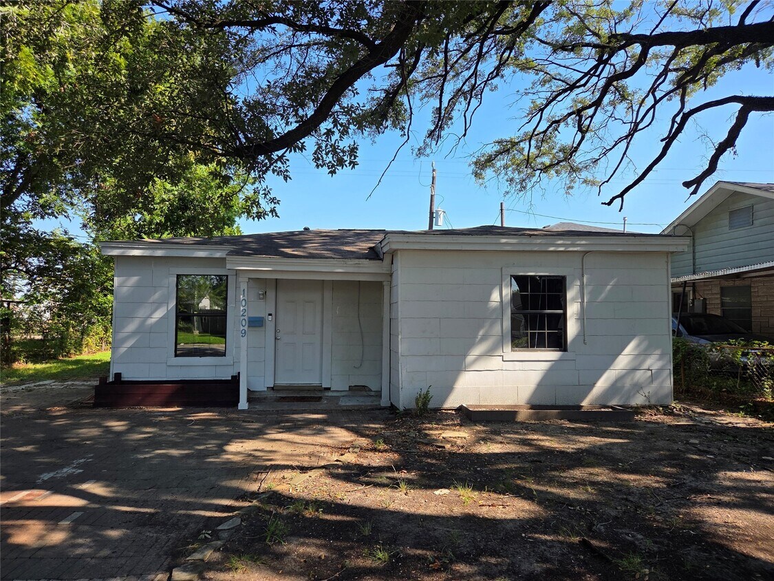 Foto principal - 10209 Palestine St